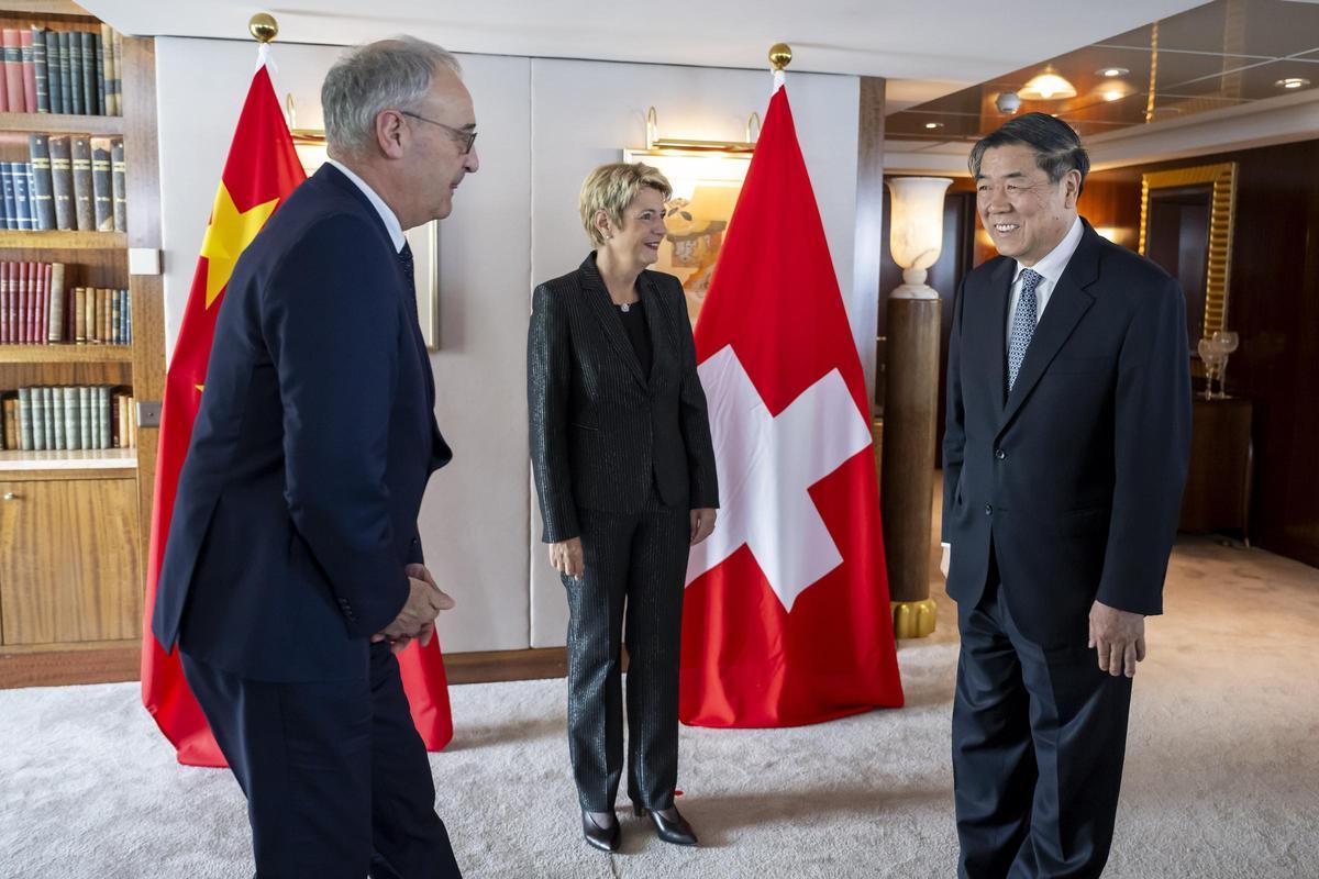 El viceprimer ministro chino, He Lifeng, saluda al ministro de Economía suizo, Guy Parmelin, ante la mirada de la presidenta de Suiza, Karin Keller-Sutter, este viernes.