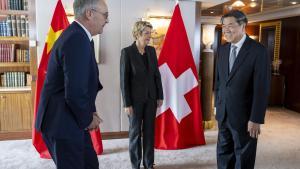 El viceprimer ministro chino, He Lifeng, saluda al ministro de Economía suizo, Guy Parmelin, ante la mirada de la presidenta de Suiza, Karin Keller-Sutter, este viernes.