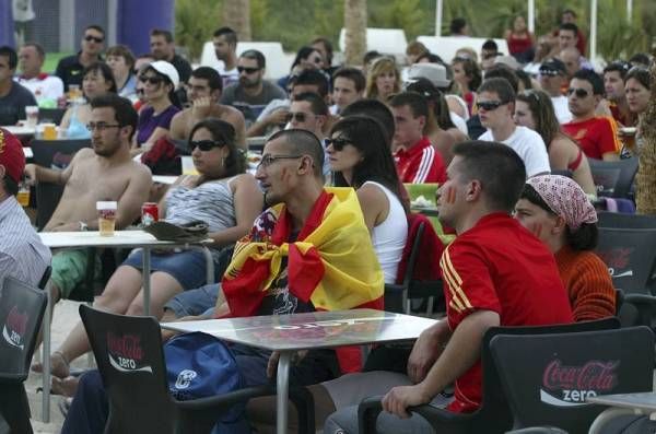 La afición zaragozana apoya a España en su debut en Las Playas