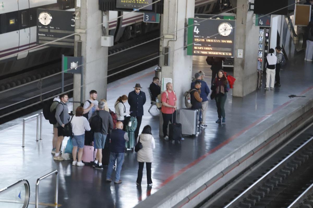 Pasajaros en el andén de la estación de Córdoba, este miércoles.