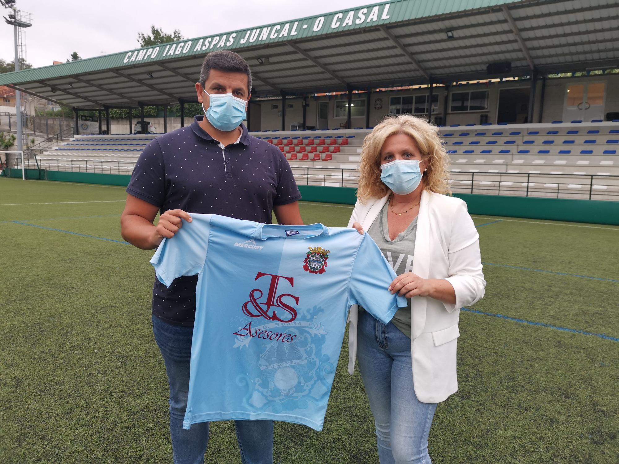 Gelo Martínez, técnico del Moaña, junto a Estela Santomé.