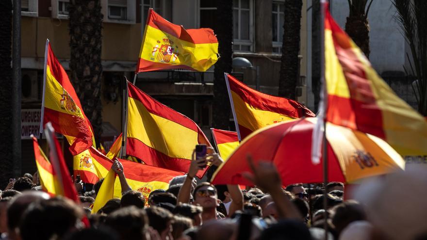 Multitudinaria protesta frente a la sede del PSPV-PSOE en Alicante