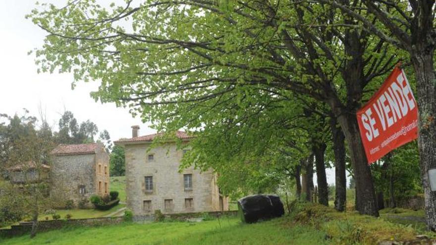 El palacio de Sebreñu, en Ribadesella, con el cartel de «se vende» colgado a la derecha.