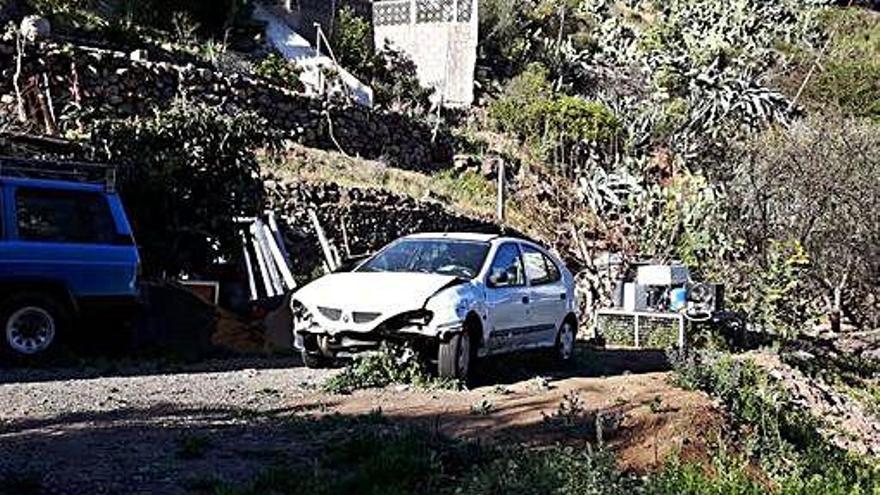 Vehículos abandonados en el barranco de Arenales.