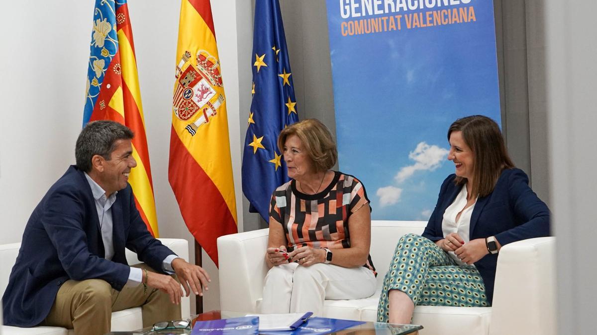 Mazón y Catalá, con la presidenta de Grandes Generaciones del PPCV, María Ángeles Crespo.