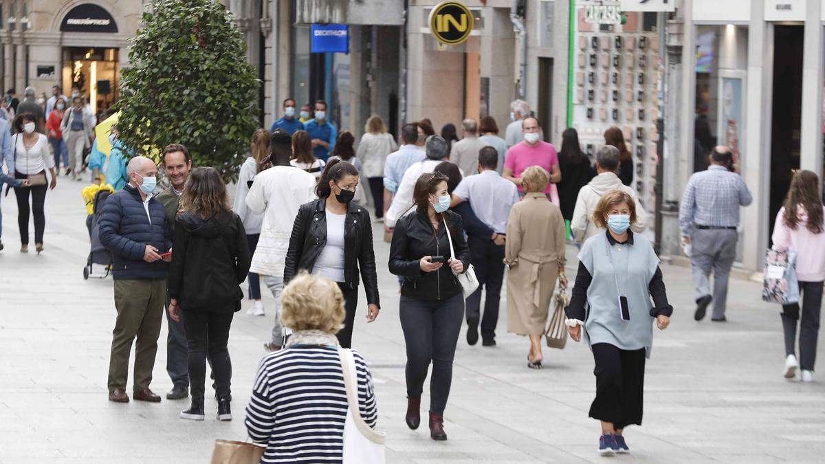 Gente paseando por la calle Príncipe, en Vigo.