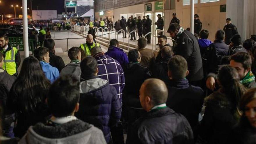 Un buen número de fuerzas de seguridad custodiaron el estadio durante las protestas