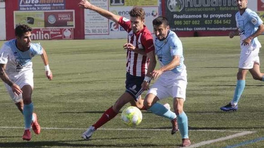 Imagen del encuentro disputado ayer en Cangas. // Santos Alvarez