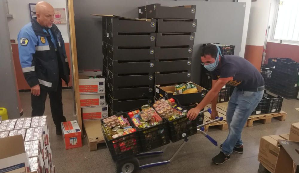 La Policía Local lleva alimentos a vecinos de Anag