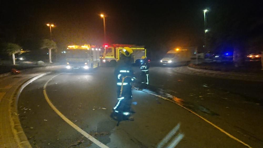 Vuelco de un tráiler cargado de botellas de vino en Ingenio