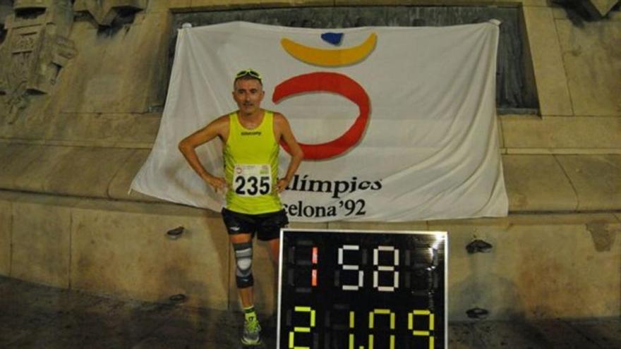Un atleta paralímpico corre medio maratón alrededor del monumento de Colón