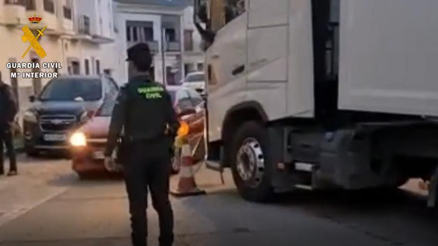 Trabajos de la Guardia Civil, esta mañana, en la localidad de Miajadas.