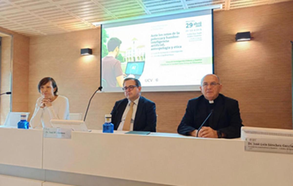 Aurora Aranda, directora de Cáritas Valencia, D. José M.ª Tormos Muñoz, vicerrector de Investigación UCV, D. José Luis Sánchez, director del Foro Pobreza y Hambre.