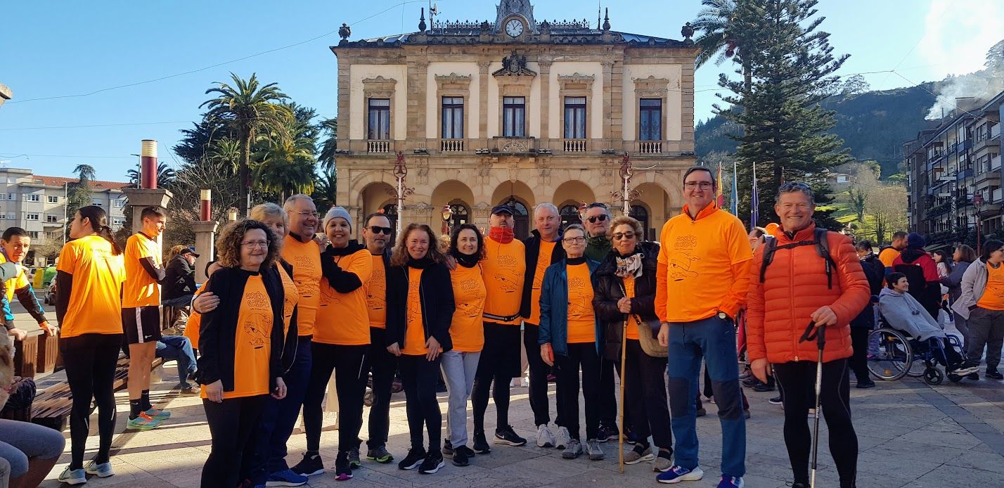 Una marea naranja de solidaridad inunda Villaviciosa: así fue la carrera de Galván