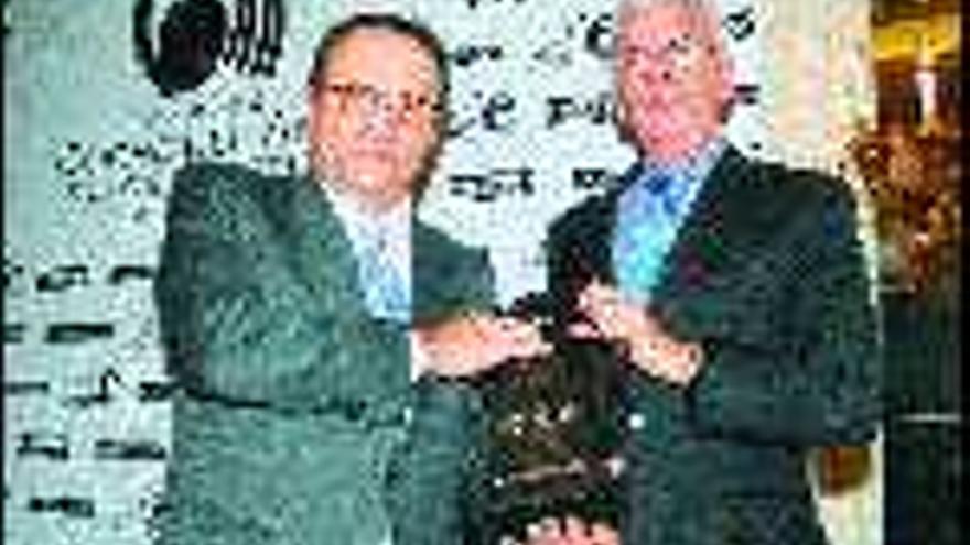 Francisco Javier Moll de Miguel, presidente de Editorial Prensa Ibérica, entrega el premio Coche del Año  a Juan Baselgas, presidente de Volkswagen-Audi España. / epi