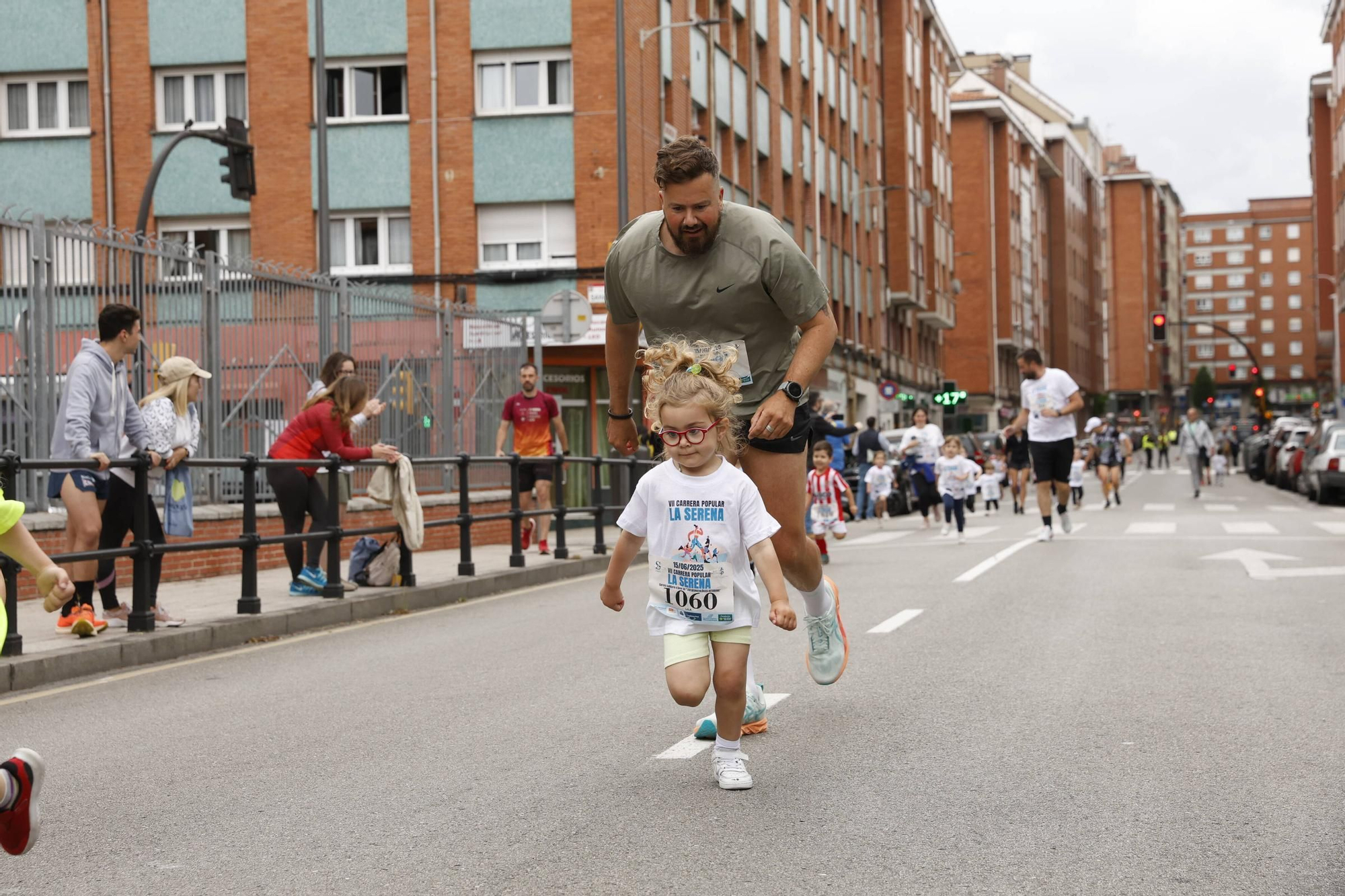 La carrera popular solidaria en El Llano, en Gijón, en imágenes