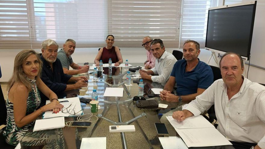 La consejera Sara Rubira reunida ayer con representantes de las organizaciones agrarias y cooperativas.