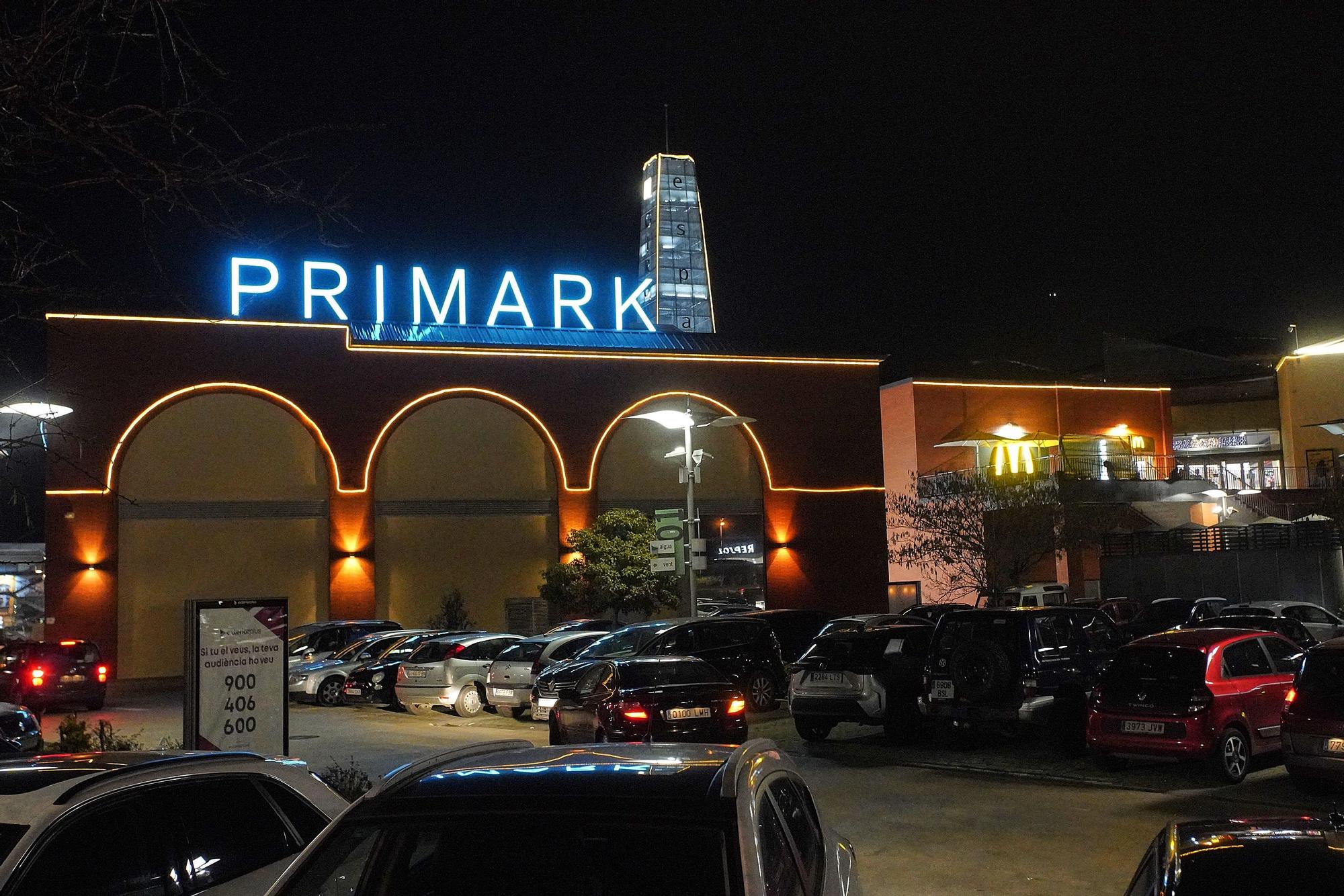 Primark ja il·lumina el rètol de la futura botiga de Salt