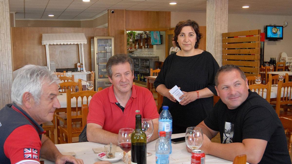 Belén Gorís, del restaurante Río Liñares, con los primeros clientes del día.