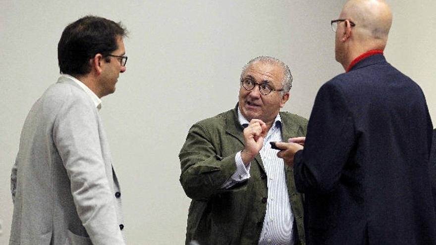 El diputado socialista Iñaki Lavandera, a la izquierda, conversa con el del PP, Emilio Moreno, y el de Coalición Canaria, José Manuel Pitti, momentos antes de la comisión del Parlamento de Canarias que estudia la reforma del sistema electoral.