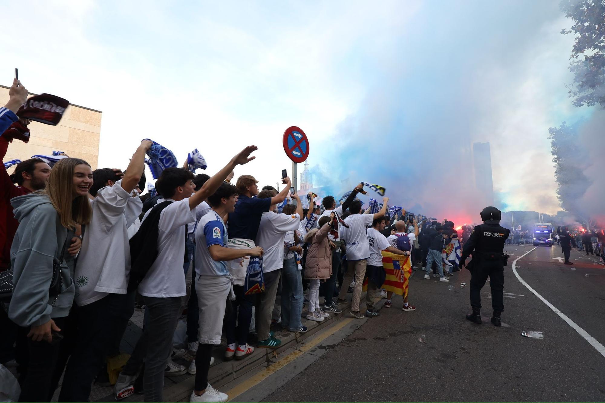 En imágenes | Este es el ambientazo a las puertas de La Romareda por el Real Zaragoza - Huesca