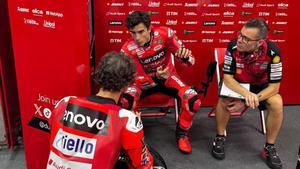 Pecco Bagnaia atiende, muy atento, las explicaciones de Marc Mrquez sobre la Ducati, en Malasia / DUCATI MEDIA