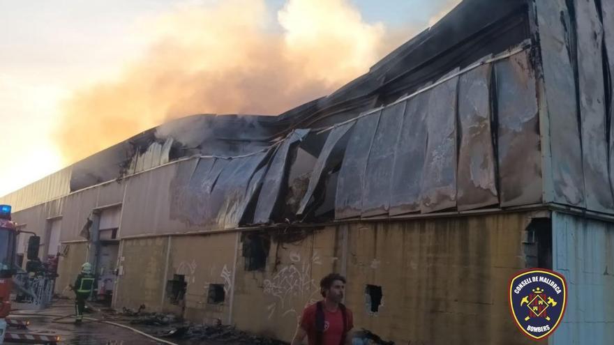 VÍDEO | Un incendio destruye dos naves industriales en el polígono de Binissalem