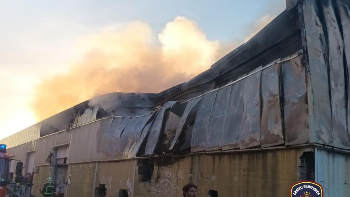 Las naves industriales han quedado arrasadas por el fuego.