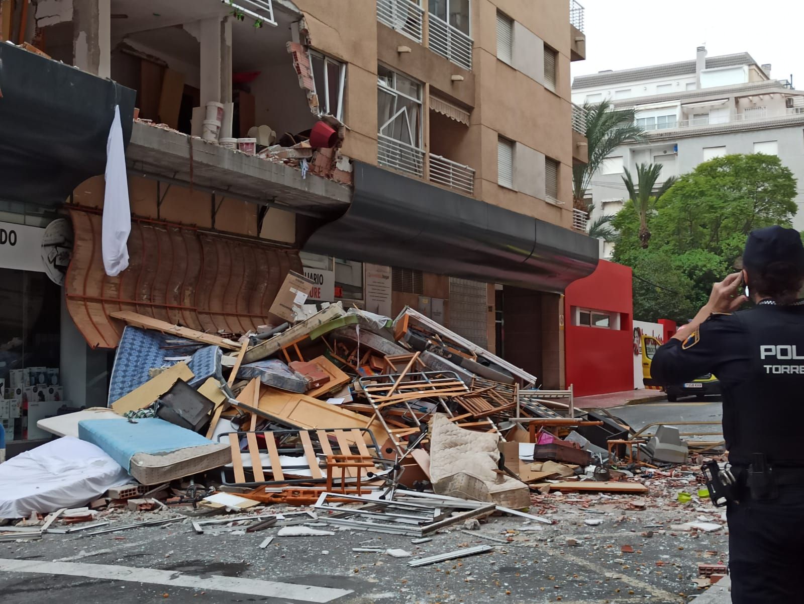 Una gran explosión destroza un edificio de Torrevieja