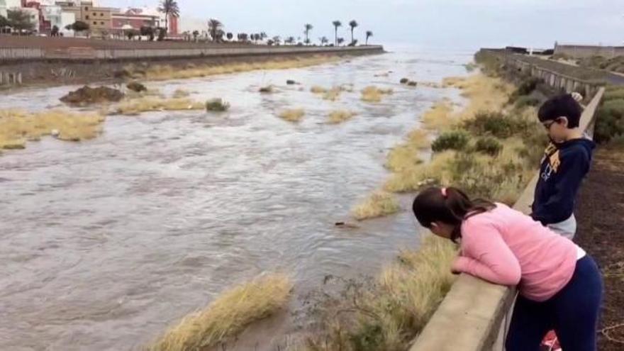 El barranco de Arinaga corre de lado a lado