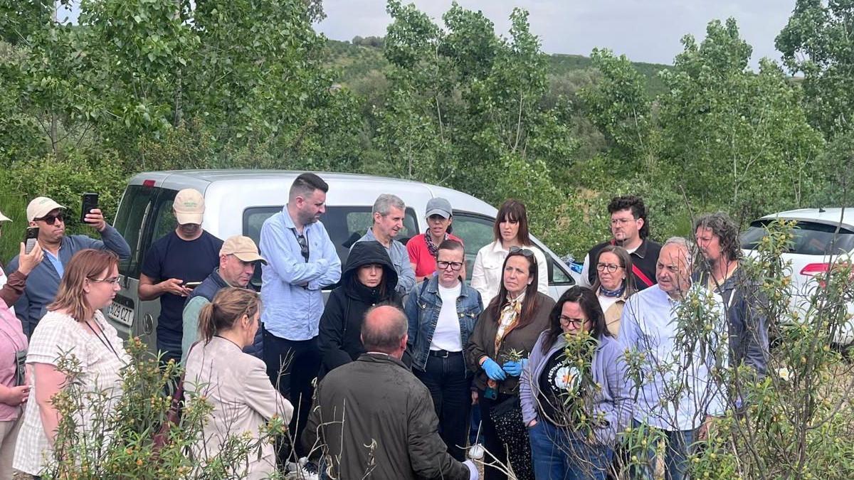 Varias personas, durante la jornada sobre la jara pringosa en Alagón del Río.