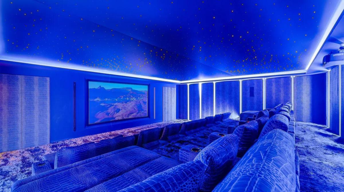 La masión cuenta con una sala de cine para 22 personas.