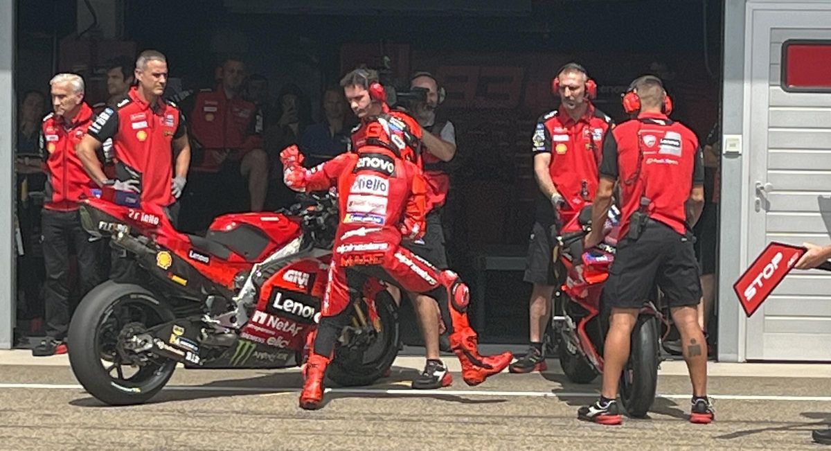 Dicen que este fin de semana llueve en Sachsenring y Marc Márquez ensayó cambiar de moto en su taller.mañanaMarc M