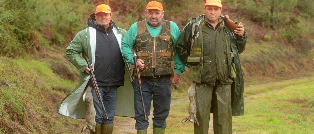 Tres de los cazadores que ayer tuvieron premio, en Meaño.