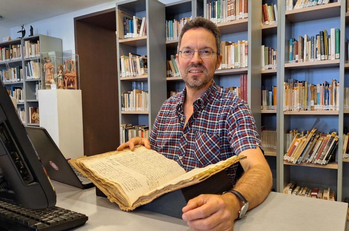 Joan Antoni Bonet consulta documentos notariales del siglo XVIII. | J.A.RIERA