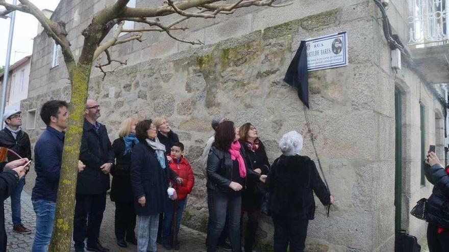 Una nieta de Matilde Bares descubre la placa en homenaje a su abuela. // Gonzalo Núñez