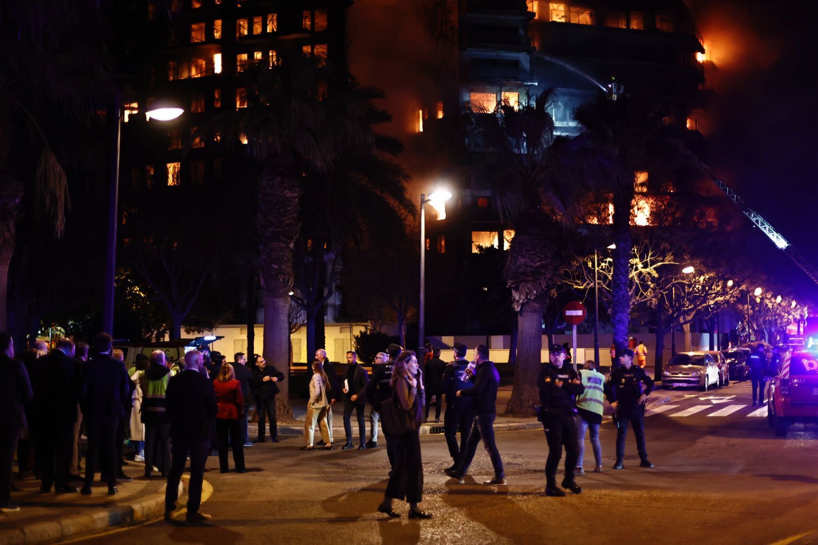 El fuego devora un edificio en la avenida Maestro Rodrigo de València