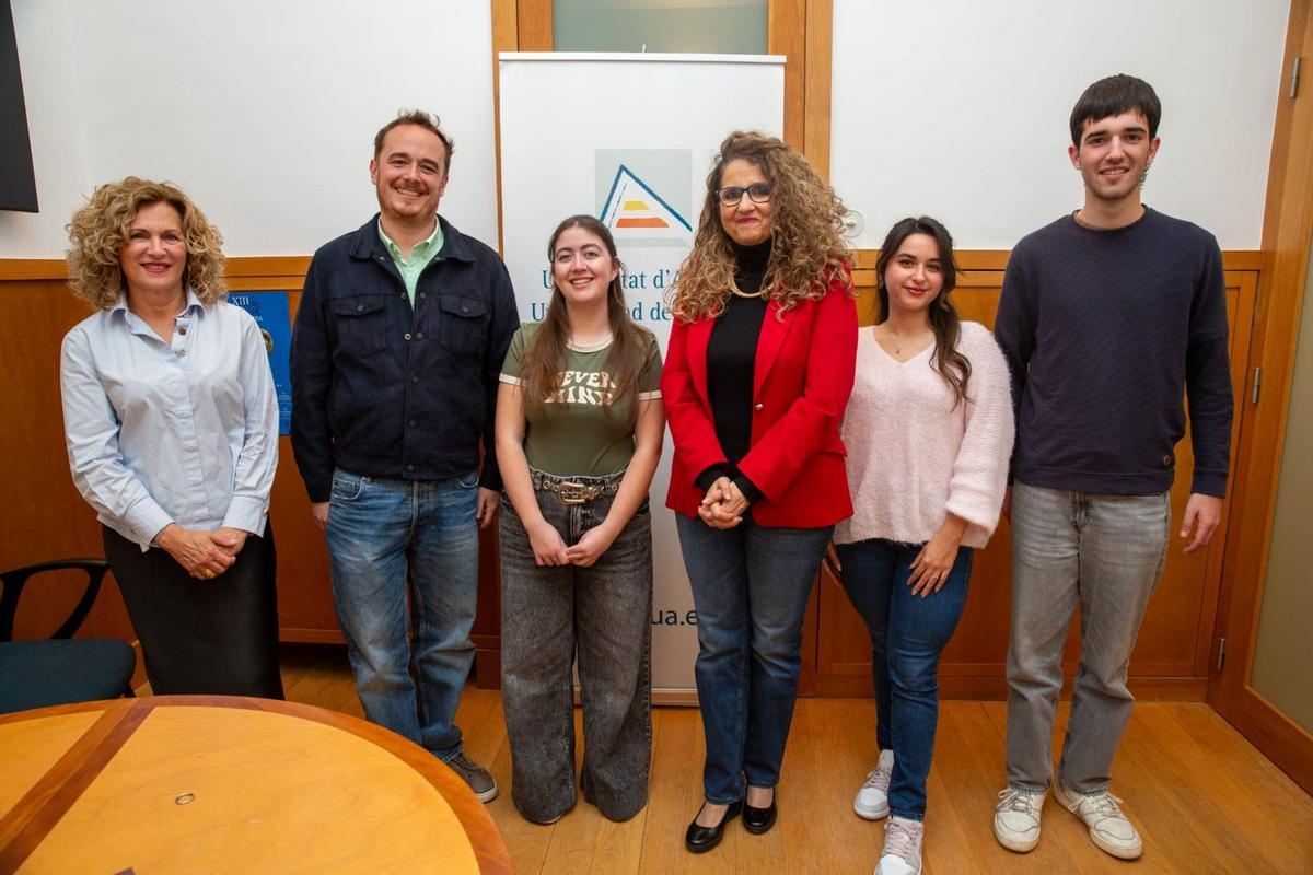 Foto de familia durante la presentación de la primera Residencia de Creación Teatral de la UA