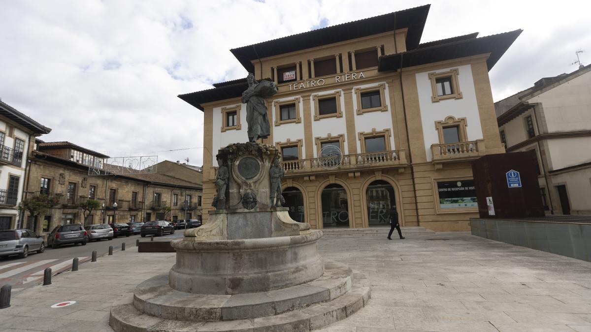 La escultura de &quot;La manzanera&quot;, frente al Teatro Riera.