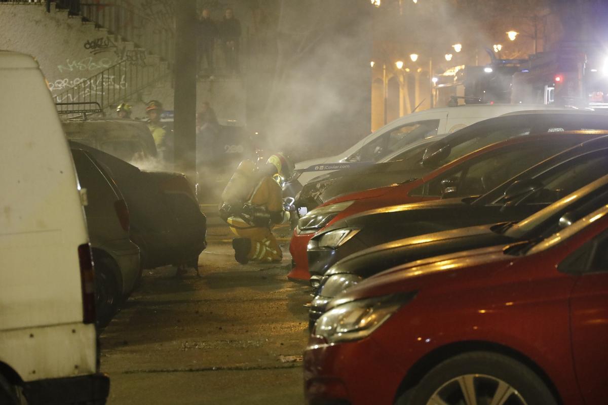Un incendio en un aparcamiento provoca daños en una docena de coches en Alcoy