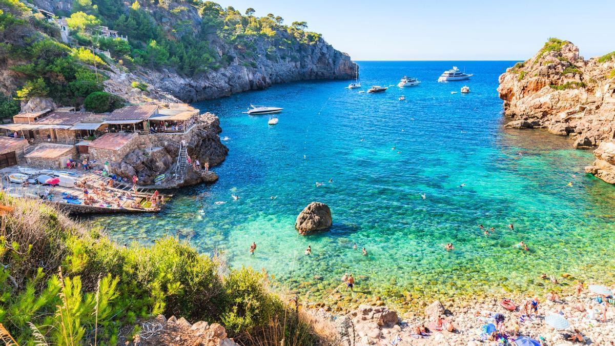 Entre las calas de esta región, hay una que destaca por sus impresionantes aguas turquesa.