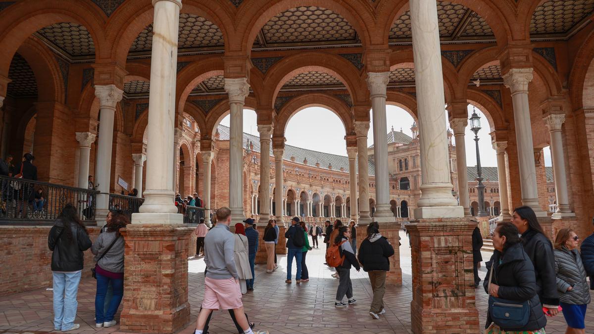 Turistas visitan la Plaza de España de Sevilla.