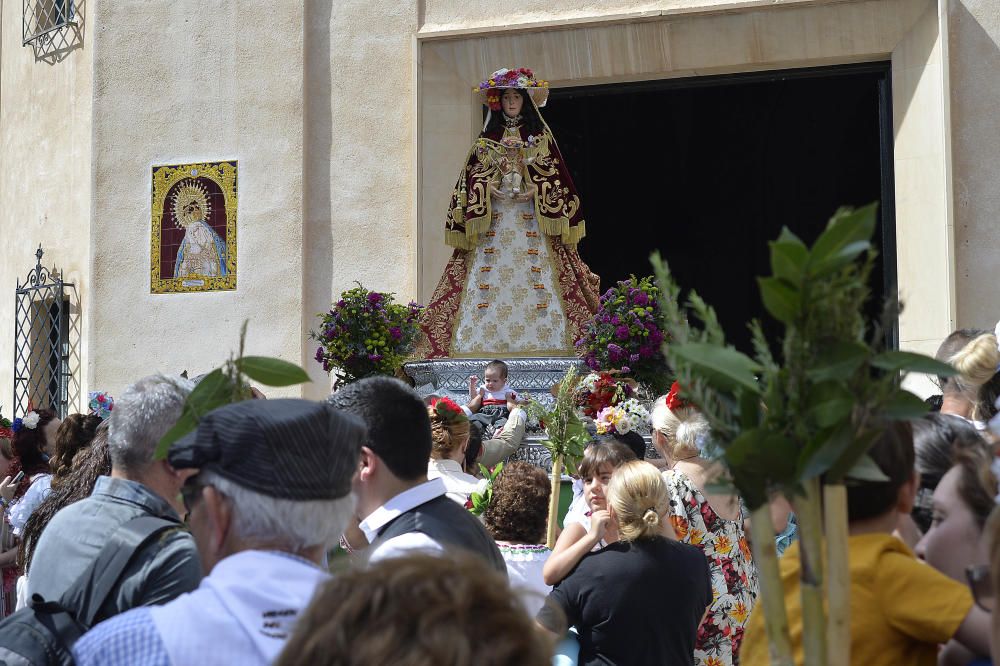 Cientos de personas acompañan a la Blanca Paloma hasta el Pantano