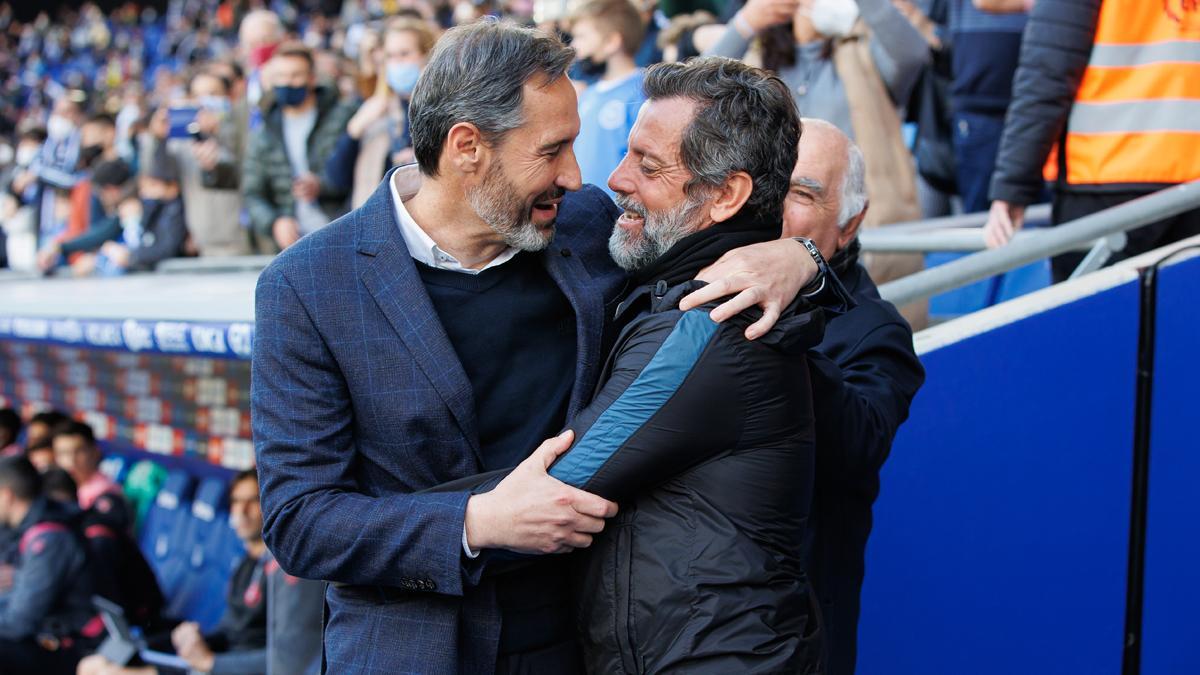 Vicente Moreno y Quique Sánchez Flores se abrazan antes de iniciarse el Espanyol-Getafe.