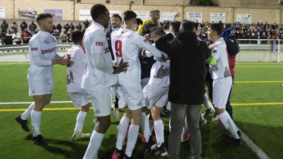 Los jugadores del Utrillas celebran el pase logrado ante el Injerto. | DIARIO DE TERUEL