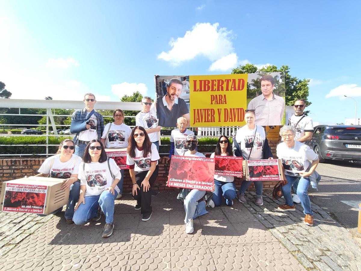 La familia de ambos a las puertas del Colegio Mayor La Asunción, antes del mitin.