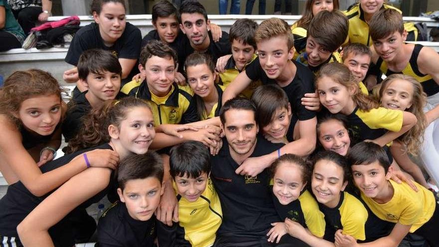 Los más jóvenes del club arropan a Adrián Soliño, campeón de España de Tumbling.