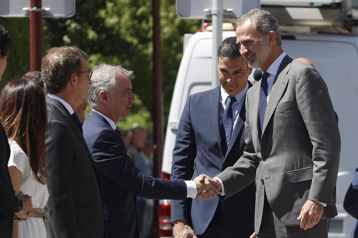 El rey Felipe VI saluda al lehendakari, Iñigo Urkullu, en presencia del presidente del gobierno de España, Pedro Sánchez.