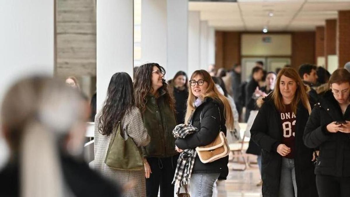 Jóvenes extremeños en la Universidad de Extremadura (Uex).