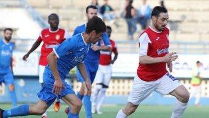 Ramiro, que hoy podría saborear la gloria del ascenso con el CD Ibiza, en una acción ante el Port de Sóller.